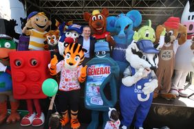 Oberbürgermeister Thomas Geisel beim Rundgang auf dem Weltkindertagsfest, hier beim Maskottchentreff auf der Bühne der AOK