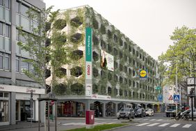 Die geplante Fassadenbegrünung des Parkhauses am Carlsplatz, Visualisierung: ERGO.