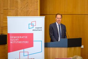 Oberbürgermeister Dr. Stephan Keller begrüßte die Teilnehmenden nach der Finaldebatte der Altersgruppe 1 im Plenarsaal. Foto: Uwe Schaffmeister