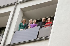 Stellten die Balkonsolaranlage von Frau Schöning (M.) vor (v.l.n.r.): Sabine Tüllmann, Bürgerstiftung Düsseldorf, Roland Pareik, Caritas, Beigeordneter Jochen Kral und Friederike Behrends, Deutsche Postcode Lotterie. Fotos: Lammert