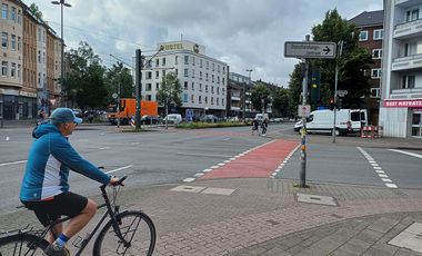An der Kreuzung Kruppstraße/Eller Straße sind die Roteinfärbungen vorgenommen - die Radfahrer können jetzt sicherer passieren © Landeshauptstadt Düsseldorf, Amt für Verkehrsmanagement 