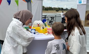 Beratung am Stand der Aktion Zahngesundheit