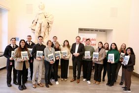 14 Absolventinnen und Absolventen des EU-Zubi-Programms wurden am Mittwoch, 18. Februar 2026, von Oberbürgermeister Dr. Stephan Keller im Jan-Wellem-Saal des Düsseldorfer Rathauses empfangen und erhielten ihre Teilnahmezertifikate sowie dieses Kochbuch "So schmeckt Europa". ©Landeshauptstadt Düsseldorf/Ingo Lammert