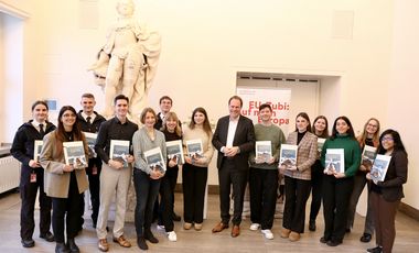 14 Absolventinnen und Absolventen des EU-Zubi-Programms wurden am Mittwoch, 18. Februar 2026, von Oberbürgermeister Dr. Stephan Keller im Jan-Wellem-Saal des Düsseldorfer Rathauses empfangen und erhielten ihre Teilnahmezertifikate sowie dieses Kochbuch "So schmeckt Europa". ©Landeshauptstadt Düsseldorf/Ingo Lammert