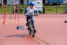 Geschicklichkeitsparcours beim Petit Départ; Foto: Uwe Schaffmeister