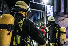 In zwölf Nächten üben Rheinbahn-Mitarbeiter und Feuerwehrleute in diesem Jahr das Vorgehen bei Bränden in einem Tunnel der Düsseldorfer U-Bahn. Rund 40 Einsatzkräfte sind derzeit Nacht für Nacht vor Ort. Foto: Melanie Zanin