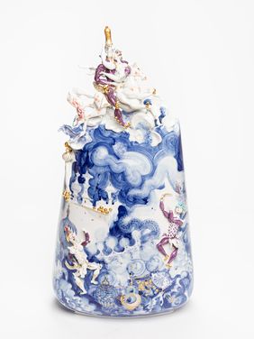 Vase mit Zauberpferdchen aus "Tausendundeine Nacht"; Form: Ludwig Zepner (Vase), 1960 und Peter Strang (Plastik), 1974; Dekor: Prof. Heinz Werner, 1960; Ausformung: Meissen, 1973/74; Meissen Porzellan-Stiftung; Foto: Daniel Bahrmann