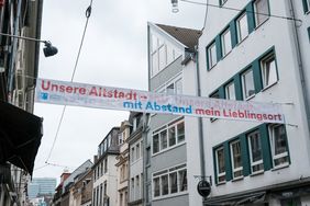 Solche Banner sollen die Besucher der Altstadt für die Abstandsregeln sensibilisieren