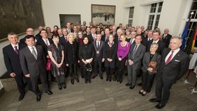 Gruppenbild der Konsulinnen und Konsuln mit Thomas Geisel im Jan-Wellem-Saal