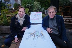 Mobilitätsdezernent Jochen Kral (r.) und Florian Reeh, Leiter des Amtes für Verkehrsmanagement, gaben einen Überblick über die Arbeiten am Ludwig-Hammers-Platz. Foto: Michael Gstettenbauer