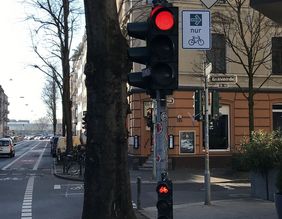 Dank Grünpfeil für Radfahrer: Ab sofort können die Radler von der Elisabethstraße in Fahrtrichtung Süden rechts in die Fahrradachse Kirchfeldstraße einbiegen - auch wenn die Ampel "Rot" zeigt. Foto: Amt für Verkehrsmanagement