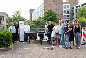 14 Düsseldorfer Haushalte wollen im Reallabor Klimaschonder Leben im Alltag etwas Neues ausprobieren. Das Foto zeigt die Mitglieder einiger der Haushalte. Foto: André Loessel