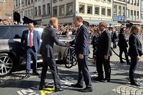 Oberbürgermeister Dr. Stephan Keller begrüßt den Schirmherren der INVICTUS GAMES, Harry, Duke of Sussex, vor dem Düsseldorfer Rathaus. Foto: Landeshauptstadt Düsseldorf