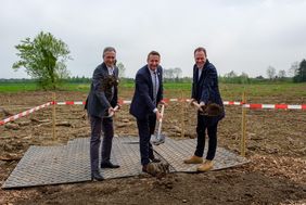 Spatenstich für naturnahen Gewässerausbau der Anger: OB Dr. Stephan Keller (r.) mit Regierungspräsident Thomas Schürmann (M.) und Engin Alparslan, Geschäftsführer BRW. Foto: Schaffmeister