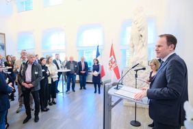 Oberbürgermeister Dr. Keller bei seinem Grußwort an die deutschen und französischen Lokalpolitikerinnen und -politiker beim Vorempfang. Foto: Michael Gstettenbauer