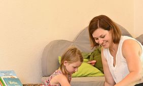 Kinderhelferin mit Kind beim Spielen