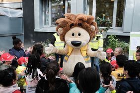 Das beliebte städtische Verkehrsmaskottchen, der Löwe "Lookie", war auch beim "Walk-to-School-Day" dabei und hat alle Kinder herzlich begrüßt. Foto: Michael Gstettenbauer