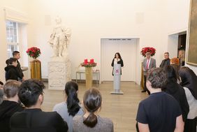 Die offizielle Urkundenübergabe an die Fahrzeugbegleiter im Jan-Wellem-Saal des Rathauses nahmen Beigeordnete Cornelia Zuschke, Ralf Lüdeking von der Rheinbahn und  Kriminaloberrat Rüdiger Korp (v.l.) vor. Foto: Ingo Lammert