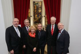 (V. l.) Ernst Lamers, Kulturdezernent Hans-Georg Lohe, Annette Fimpeler, OB Thomas Geisel, Prof. Hardo Bruhns sowie Heinrich Spohr. Im Hintergrund sind die von der Familie Bruhns gestifteten Bleiglasfenster zu sehen; Foto: David Young