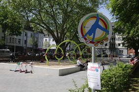 Hinweisschilder informieren über die Verhaltensregeln auf den wieder freigegebenen Spielplätzen. Foto: Ingo Lammert