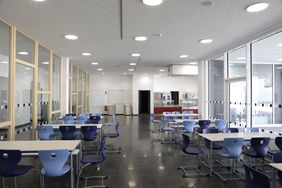 In der neuen Mensa im Erdgeschoss wird die Schülerschaft künftig mit Essen und Getränke versorgt. Foto: Lammert