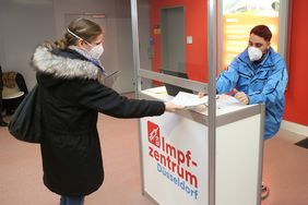 Erzieherin Vanessa Busch (29) kommt zur Schutzimpfung in das Impfzentrum Düsseldorf. Foto: David Young