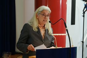 Ministerin Isabel Pfeiffer-Poensgen bei der Eröffnung der Ausstellung "Entrechtet und beraubt. Der Kunsthändler Max Stern" im Stadtmuseum.
