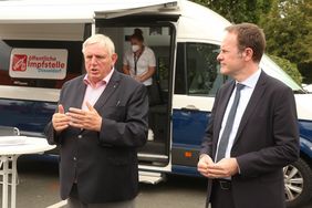 Oberbürgermeister Dr. Stephan Keller und NRW-Gesundheitsminister Karl-Josef Laumann bei der Impfaktion #HierWirdGeimpft! vor einem Baumarkt in Düsseldorf.