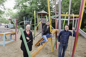 (v.l.) Doris Törkel, Leiterin des Garten-, Friedhofs- und Forstamts, hat den Spielplatz im Florapark gemeinsam am 24. Mai mit den Objektplanenden Anne Kemper und Alexander Richter eröffnet. Fotos: Lammert