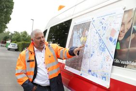 Ingo Noppen, technischer Betriebsleiter des Stadtentwässerungsbetriebs, erläutert die Funktionsweise des Hochwasserschutzes. Foto: Landeshauptstadt Düsseldorf/Ingo Lammert