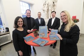 Präsentierten das Buch "So schmeckt Europa in Düsseldorf" im Rathaus (v.l.): Evgenia Strauß, OB Dr. Stephan Keller, Felix Droste, Tilmann Droste und Annette Kranz, Foto: Gstettenbauer.