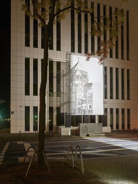 Mit der Arbeit "missing link_" realisiert Mischa Kuball eine vorerst temporäre Lichtinstallation auf der Kasernenstraße, die das Gedenken an die im Nationalsozialismus zerstörte, zentrale Synagoge der Stadt in den Mittelpunkt stellt. Foto: A. Kukulies