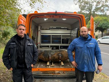 Die in Mörsenbroich entdeckte Fliegerbombe konnte am Donnerstag, 22. Oktober 2026, 16.22 Uhr, durch Sprengmeister Julian Granzow (l.) und Alexander Püttmann vom Kampfmittelbeseitigungsdienst der Bezirksregierung erfolgreich entschärft werden. Foto: LHD