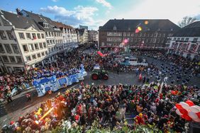 Das war Rosenmontag 2018 in Düsseldorf - in diesem Jahr geht es erst 90 Minuten später ab der Ecke Corneliusstraße/Herzogstraße los. Foto: Zanin