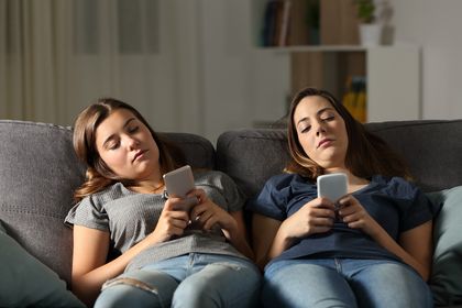 Zwei Teenager schauen auf ihr Handy