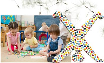 Hintergrund Pusteblume, spielende Kinder im Kindergarten, Vordergrund Radschläger "Inklusion"