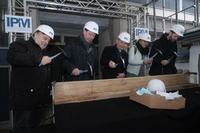 Feierten Deckenfest: V.l.: Bürgermeister und Schulausschussvorsitzender Wolfgang Scheffler, Stadtdirektor Burkhard Hintzsche, OB Thomas Geisel, Schulleiterin Birgit Planken und Florian Dirszus, stellv. Leiter Schulverwaltungsamt. Foto: Gstettenbauer