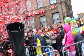"Düsseldorf - gemeinsam jeck" - die Karnevalisten in der Landeshauptstadt feiern ihren Rosenmontagszug 2019. Foto: Melanie Zanin