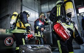 In zwölf Nächten üben Rheinbahn-Mitarbeiter und Feuerwehrleute in diesem Jahr das Vorgehen bei Bränden in einem Tunnel der Düsseldorfer U-Bahn. Rund 40 Einsatzkräfte sind derzeit Nacht für Nacht vor Ort. Foto: Melanie Zanin