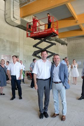 Oberbürgermeister Thomas Geisel (r.) und Stadtdirektor Burkhard Hintzsche stellten die Baufortschritte an der neuen Zweifachsporthalle in Wittlaer vor; Foto: Gstettenbauer