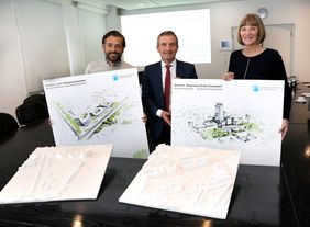 Oberbürgermeister Thomas Geisel (M.) und Stadtkämmerin Dorothée Schneider stellten die Standortalternativen für das neue Technische Rathaus vor. Mit dabei auch Michel Weijers, der die Einführung der neuen Arbeitsmodelle begleitet; Foto: Zanin