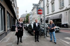 Präsentierten das neue Schild: (v. l.) Sabine Brenner-Wilczek, Direktorin des Heinrich-Heine-Instituts, Oberbürgermeister Thomas Geisel und Bezirksbürgermeisterin Marina Spillner.