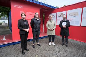 Beigeordnete Miriam Koch,  Charlotte Großmann vom Arolsen Archive, Astrid Hirsch-von Borries, Mahn- und Gedenkstätte, und  Bert Römgens, Jüdische Gemeinde (v.l.), stellten die Wanderausstellung vor. Foto: Gstettenbauer