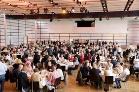 Jubilarfeier 2024 der Landeshauptstadt Düsseldorf: Blick in den Saal. Foto: Lammert
