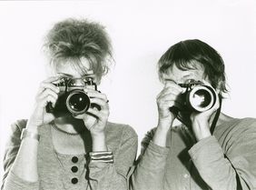 Zwei Fotografinnen mit ihrer Kamera.