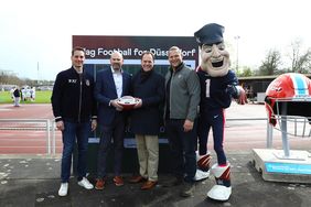 Neben OB Dr. Stephan Keller (3. v.l.) waren NFL Star Markus Kuhn (4.v.l.), Joe Durant von den New England Patriots (2. v.l.) und Dr. Alexander Steinforth (1.v.l.), General Manager der NFL Deutschland, zu Gast im Arena Sportpark. Foto: NFL Germany