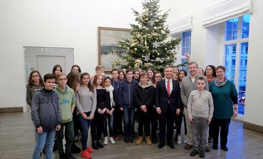 Oberbürgermeister Thomas Geisel mit der Schülergruppe aus Nordfrankreich im Jan-Wellemsaal