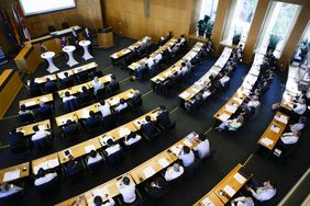 Großes Interesse am Brexit-Seminar im Düsseldorfer Rathaus - Blick in den vollen Plenarsaal. © Foto Stadt Düsseldorf/Martin Beckers 