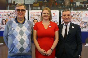 Oberbürgermeister Thomas Geisel begrüßt Councillor Sarah-Jane Hacker sowie Richard Thom, der Enkel der ehemaligen Bürgermeisterin von Reading, Phoebe Cusden, zum Reading-Weekend in Düsseldorf.