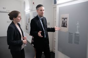 Kuratorin Andrea Ditchen und Institutsleiter Dr. Bastian Fleermann gaben einen ersten Einblick in die Sonderausstellung. Foto: Michael Gstettenbauer